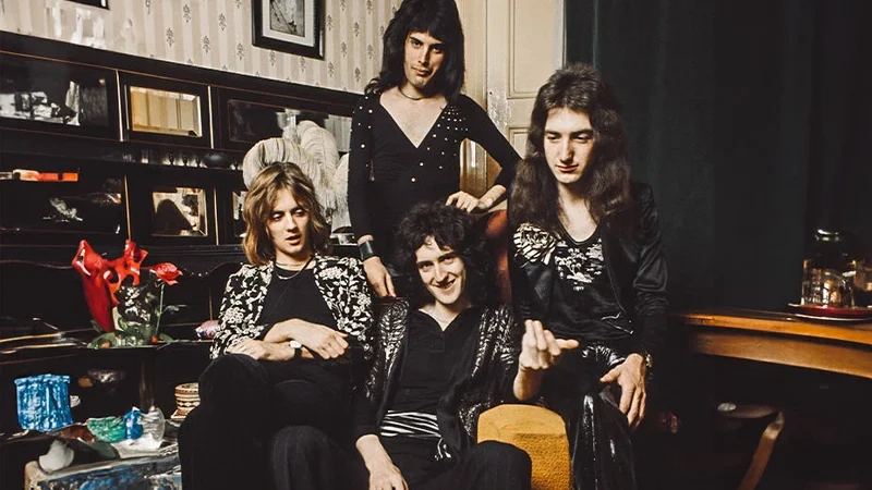 Queen: Antara Musik, Teater, dan Warisan Abadi