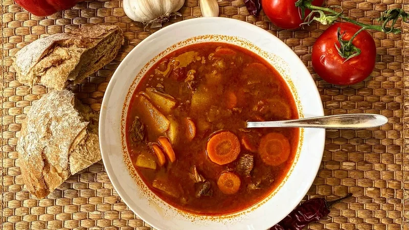 Goulash Hungaria: Sup Daging Pedas Penuh Tradisi